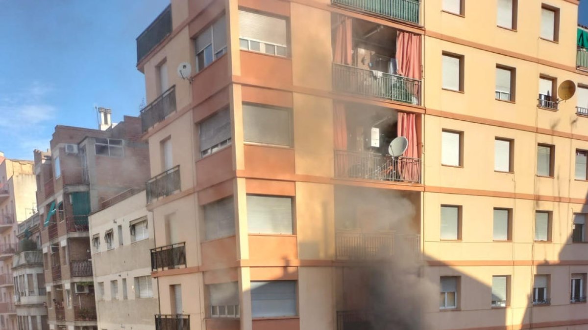 Imagen de las llamas en el interior del piso calcinado.