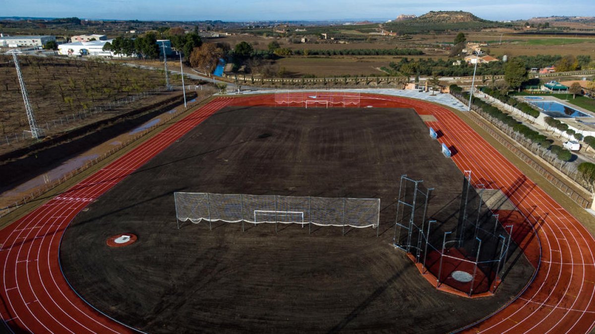 Una vista de com ha quedat la pista d’atletisme d’Arbeca després de la remodelació.