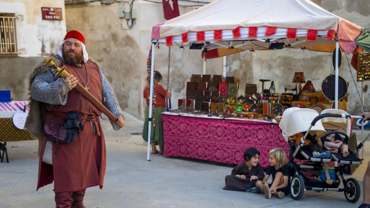 Nens observant un dels figurants vestits d’època al mercat medieval.