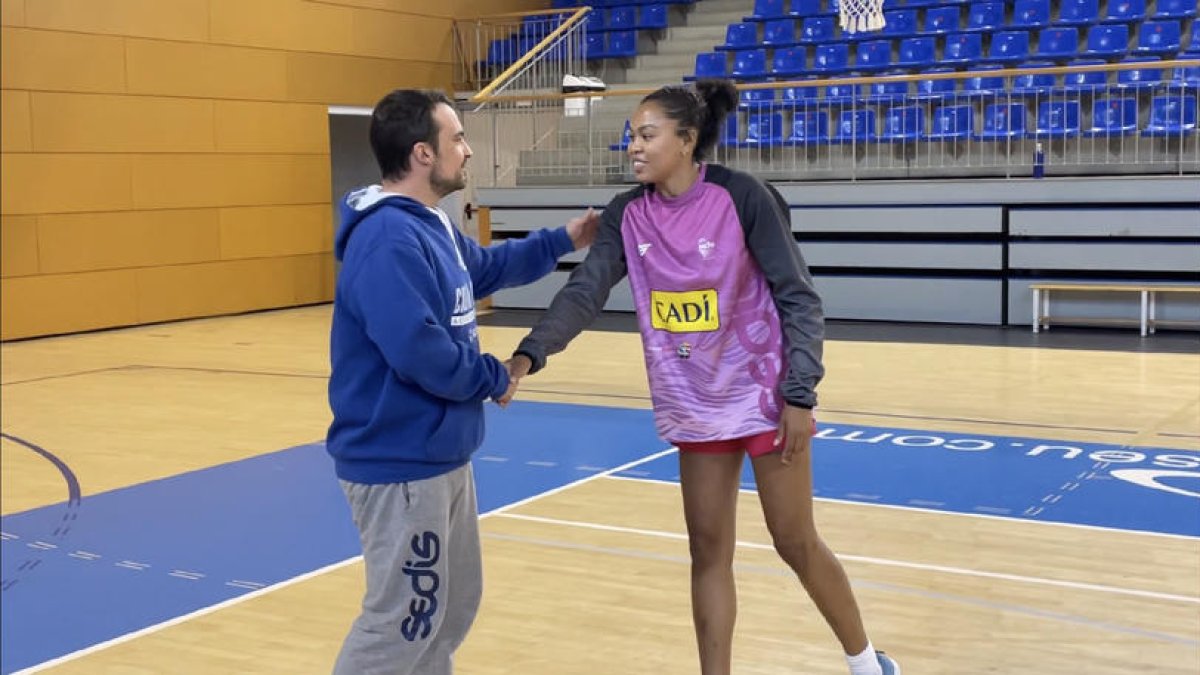 Jordi Acero saluda Stephanie Watts, que podria debutar demà.