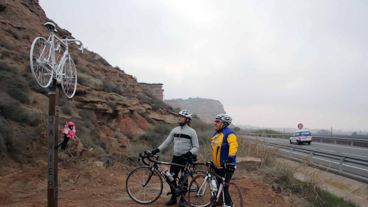 Escultura als ciclistes atropellats a Seròs el 2015.