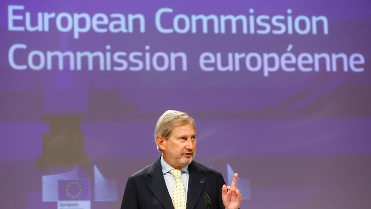 El comissari de Pressupostos de la Comissió Europea, Johannes Hahn, anunciant la mesura ahir.