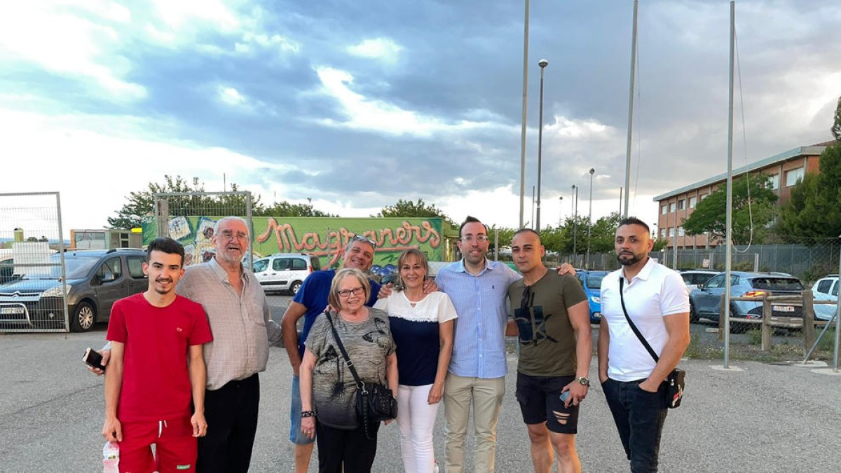 Xavi Palau, con vecinos de Magraners.