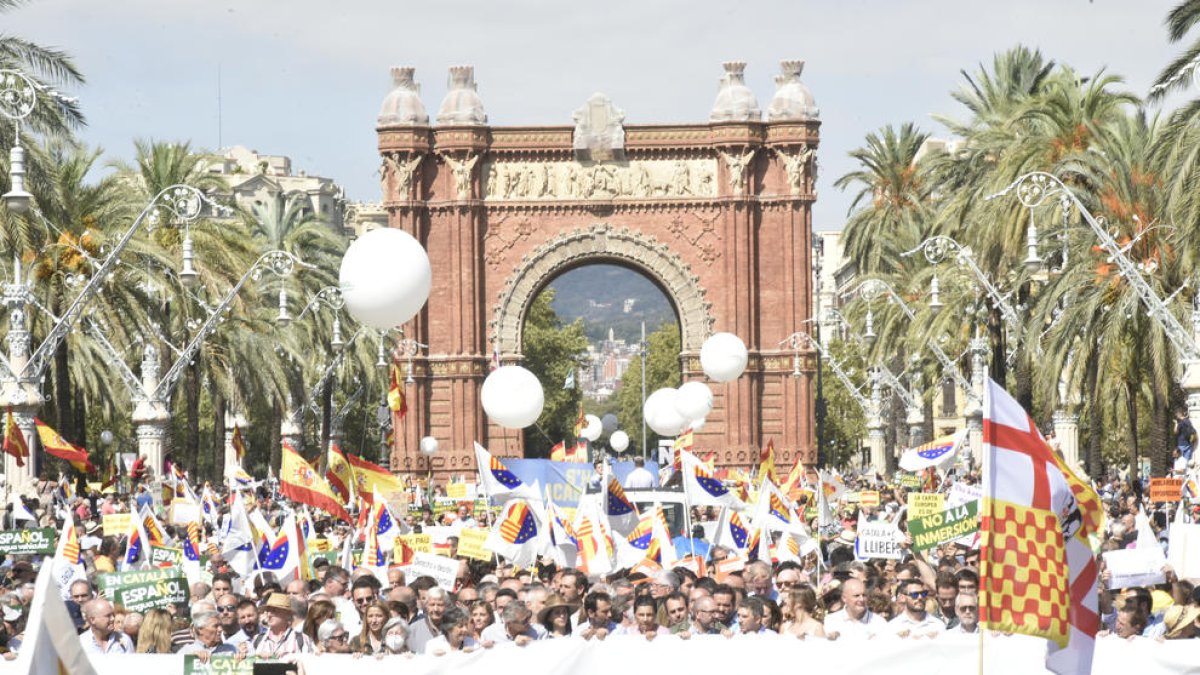 La manifestació, a l’arrancar des de l’Arc de Triomf, ahir.