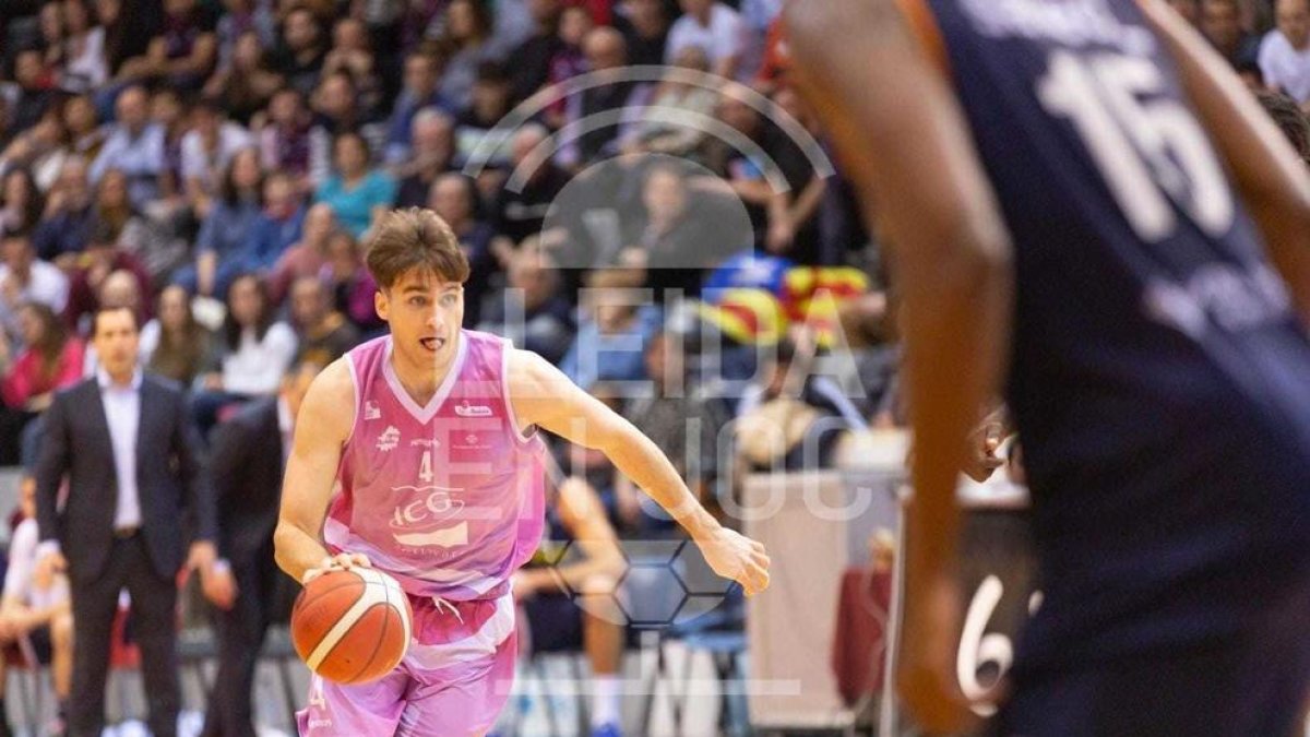 Villar busca una penetración a la canasta rival