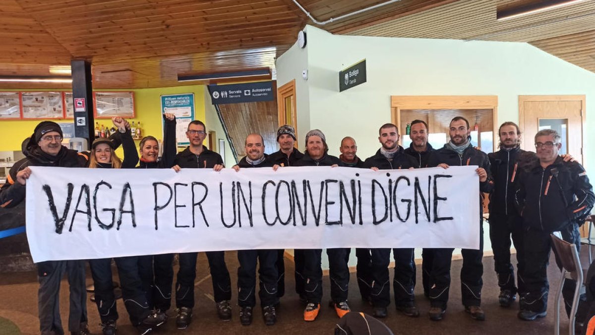 Treballadors de l’estació d’Espot, ahir durant les mobilitzacions.