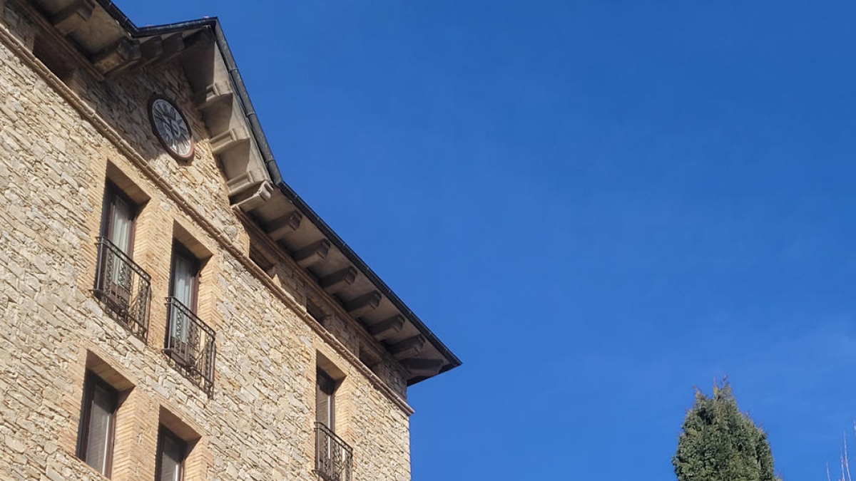 L'Hotel Regina té una elegant façana i quatre escultures femenines clàssiques