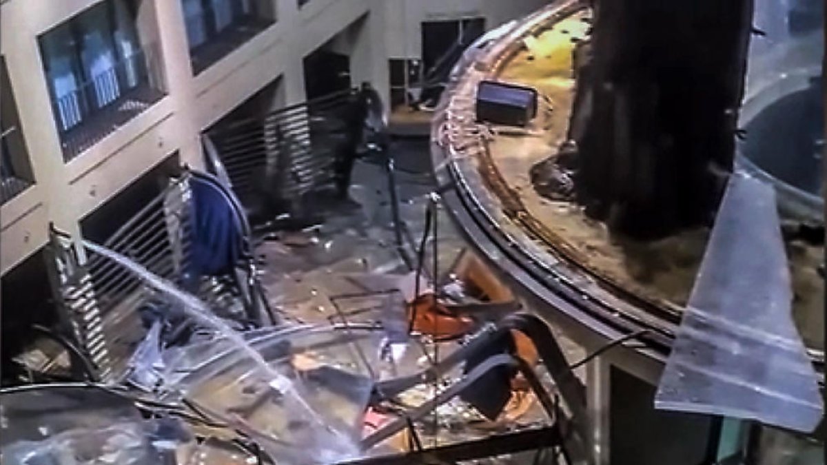 Estat de l’interior de l’hotel després de l’esclat del gegantí aquari.