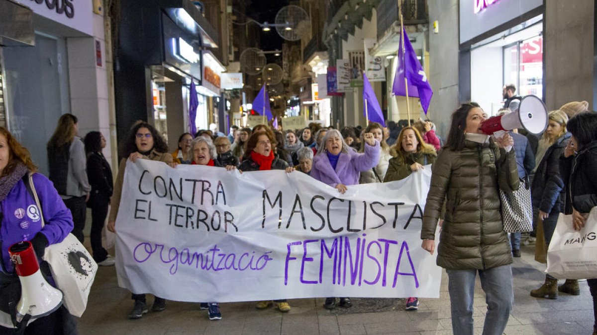Una mobilització contra la violència masclista a Lleida.