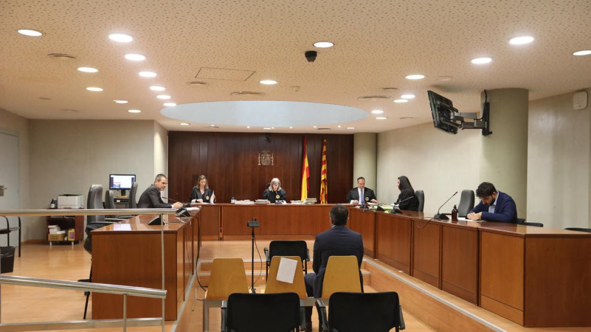 L’acusat, al banc dels acusats de l’Audiència el maig de l’any passat.