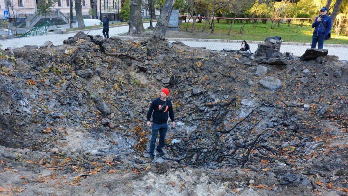 Un cràter causat per l'explosió d'un coet rus en un parc infantil a Kíiv l'11 d'octubre.