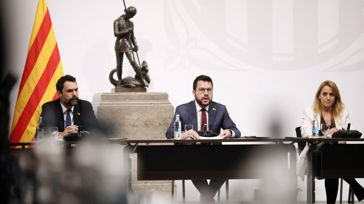 Aragonès, amb els conseller Torrent i Mas, ahir en una reunió amb el sector dels xips.