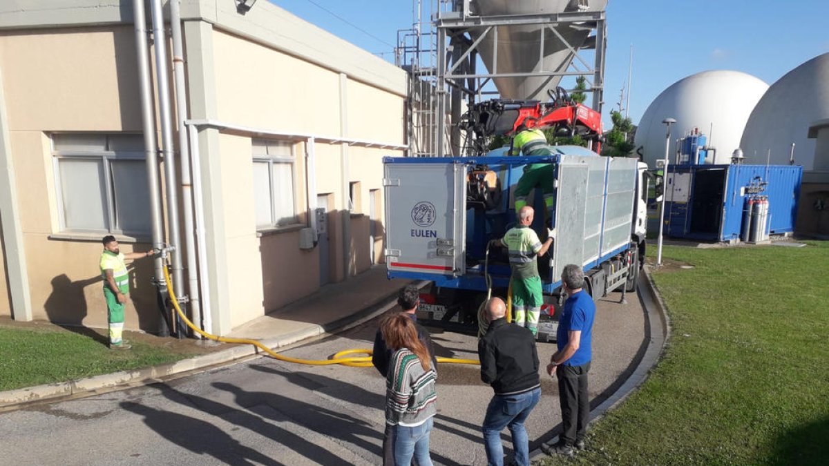 La Paeria comença a utilitzar aigua depurada per regar parcs i jardins