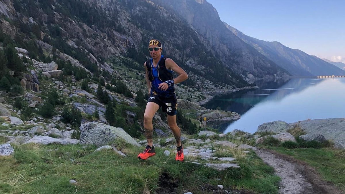 El atleta Raúl Arenas, durante uno de sus anteriores retos solidarios que ha protagonizado.