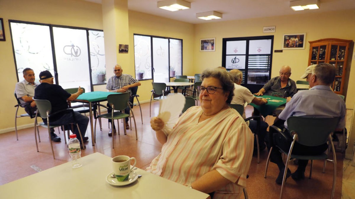 Usuaris ahir al Centre Cívic de Pardinyes, un dels refugis climàtics a Lleida ciutat.