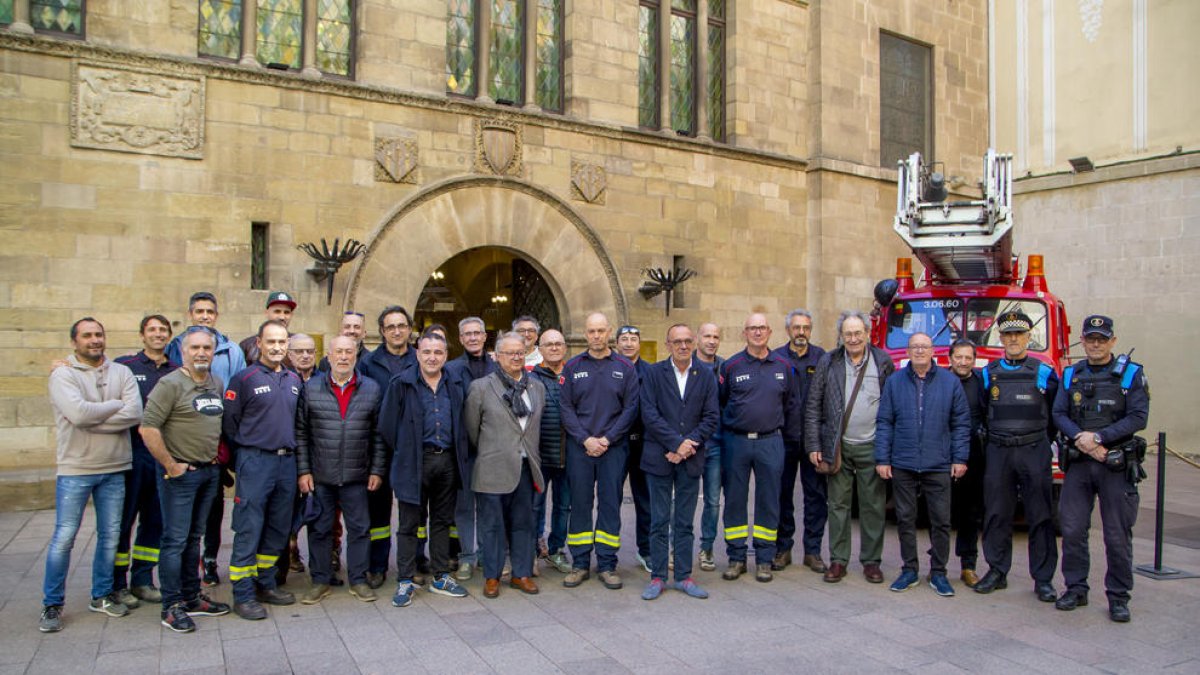 La cessió es va formalitzar a la Paeria amb representants de l’ajuntament i del cos de bombers.