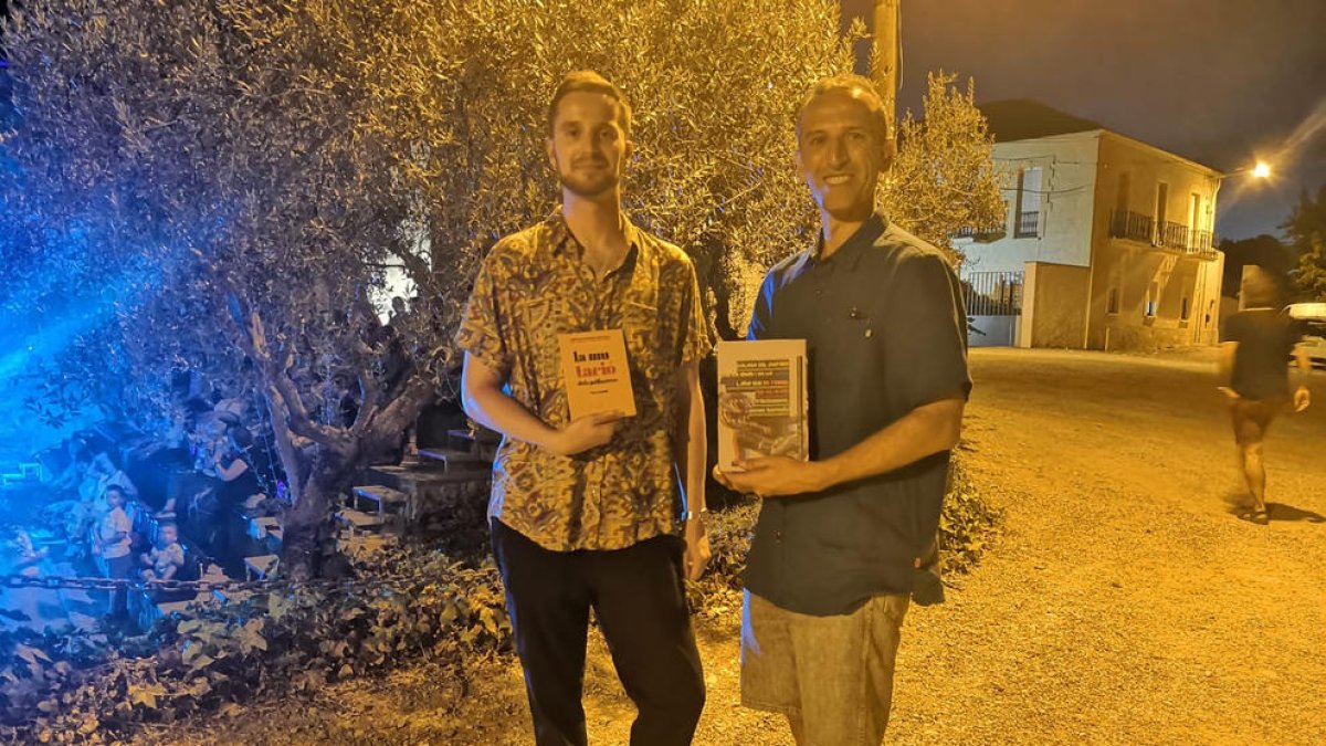Els dos guardonats, Pep Sanz i Pau i au, amb els exemplars dels seus llibres.