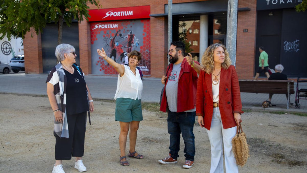 La regidora de Balàfia, Carme Valls, i la de Cultura, Pilar Bosch, amb Jos Farreny i Carles Hernàndez.
