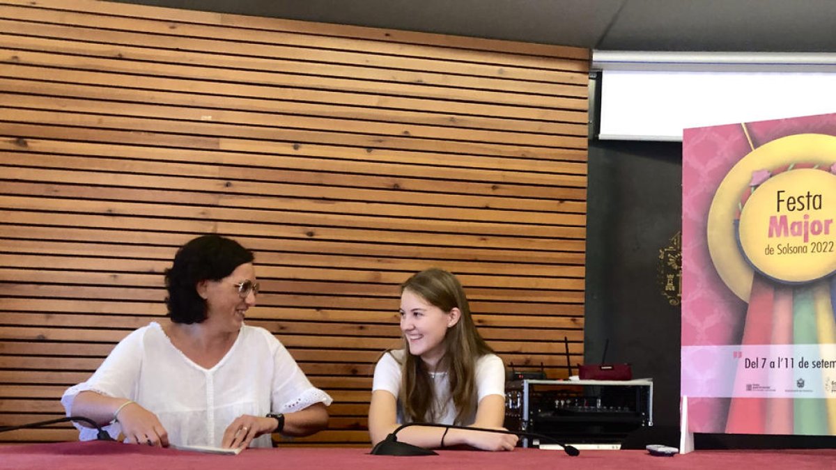 La alcaldesa de Solsona y la creadora del cartel de las fiestas.