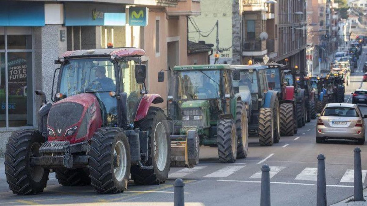 Uns 200 tractors col·lapsen Tàrrega per reclamar mesures contra la plaga de conills