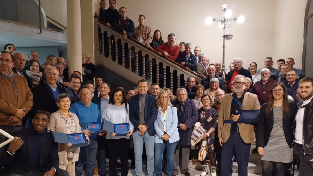 Foto de família dels assistents a l’acte d’homenatge celebrat a la seu del PSC.