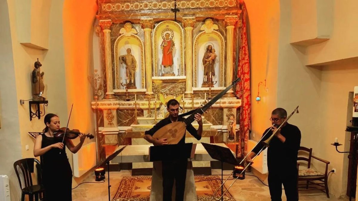 El trio Solnegre va actuar ahir a la Pobleta de Bellveí.