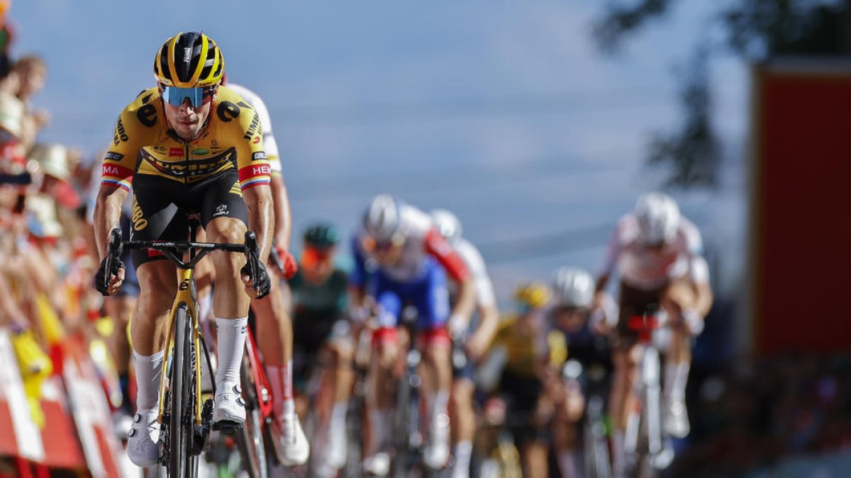 L’eslovè Primoz Roglic encapçala l’esprint, ahir a l’arribada de la Vuelta a Laguardia.