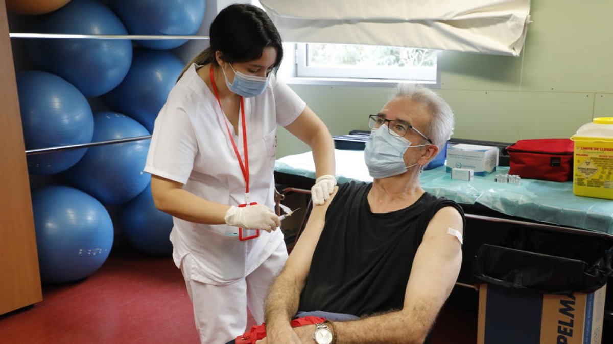 Comença simultàniament la vacunació contra la grip i la quarta dosi de la covid-19 als majors de 60 anys