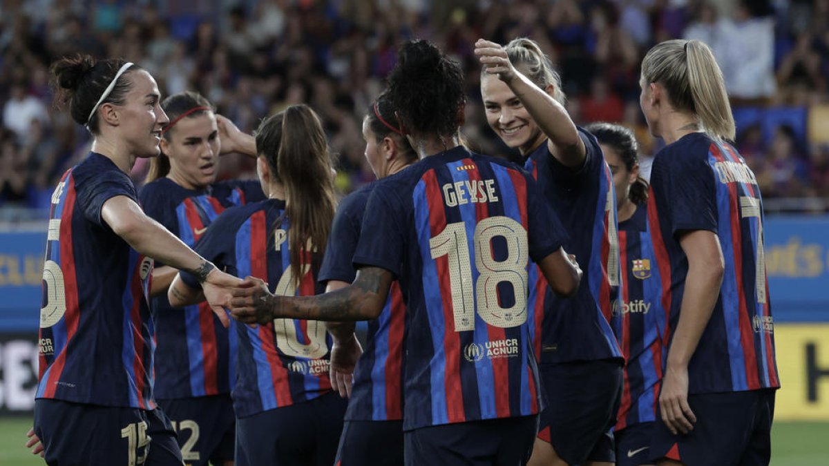 Las jugadoras azulgranas celebran un gol de la brasileña Geyse Ferreira.