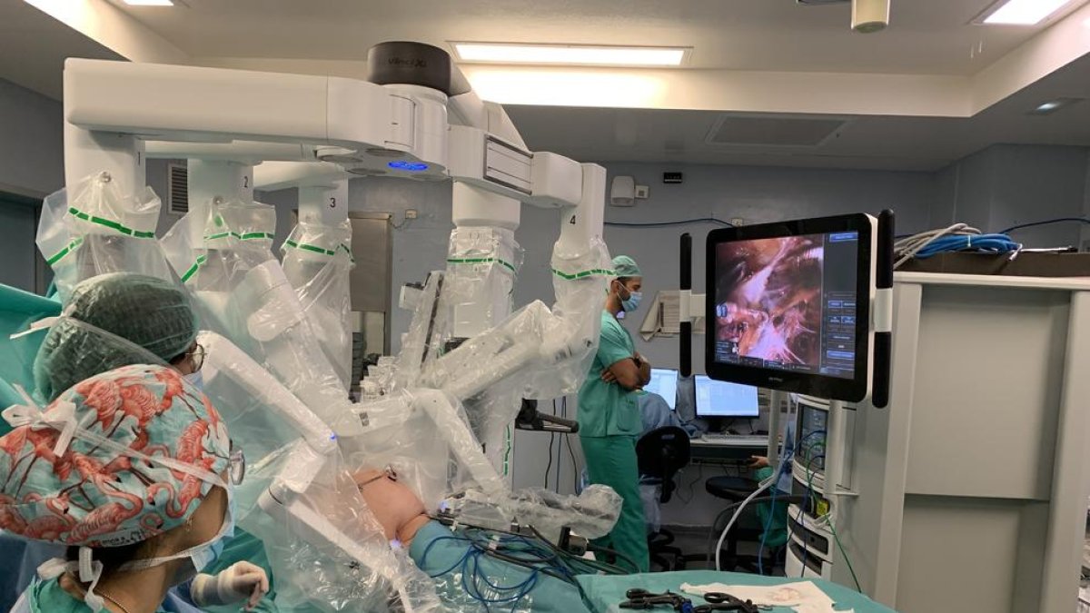 L'Arnau practica en dos anys 90 cirurgies robòtiques de la paret abdominal amb el robot Da Vinci