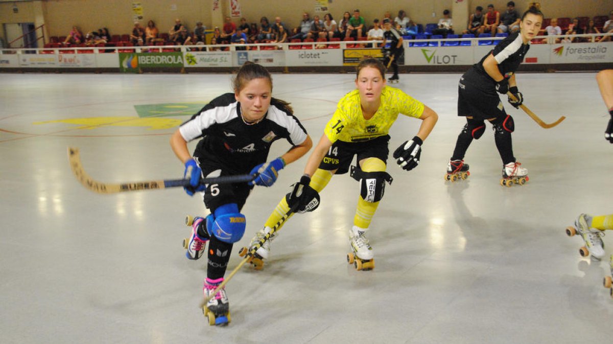 Mar Franci, del Alpicat, disputa una bola a Victòria Porta, del Vila-sana.