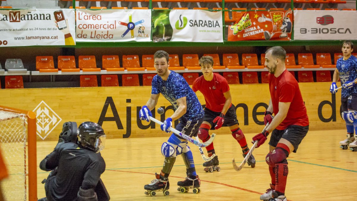 Albert Folguera da instrucciones a sus jugadores, durante el encuentro ante el Reus.
