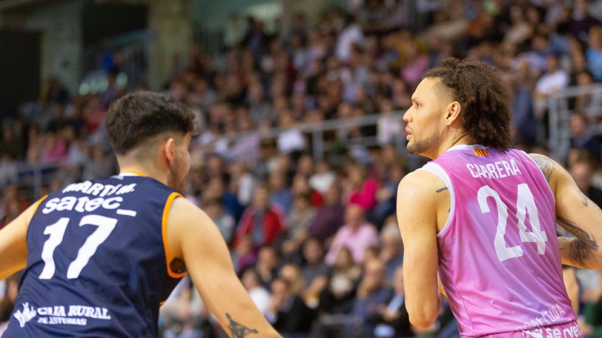 Michael Carrera, defensat pel lleidatà Marc Martí.