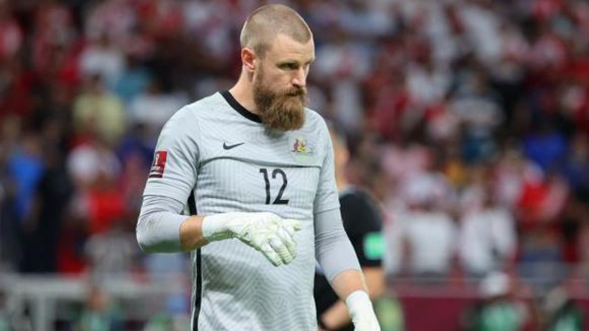 El portero de la selección australiana clasifica a su equipo para el Mundial gracias a una peculiar danza bajo el larguero