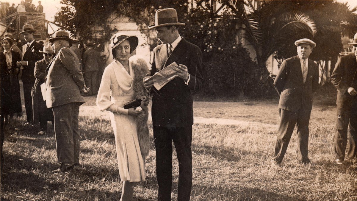 Fotografia de Filomena Augé i Josep Maria Faura durant una cursa de cavalls a l'Hipòdrom de Barcelona als anys 30.