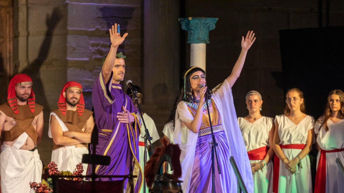 El alcalde de Guissona entregó las llaves de la ciudad a César y Cleopatra en el primer día de la fiesta.