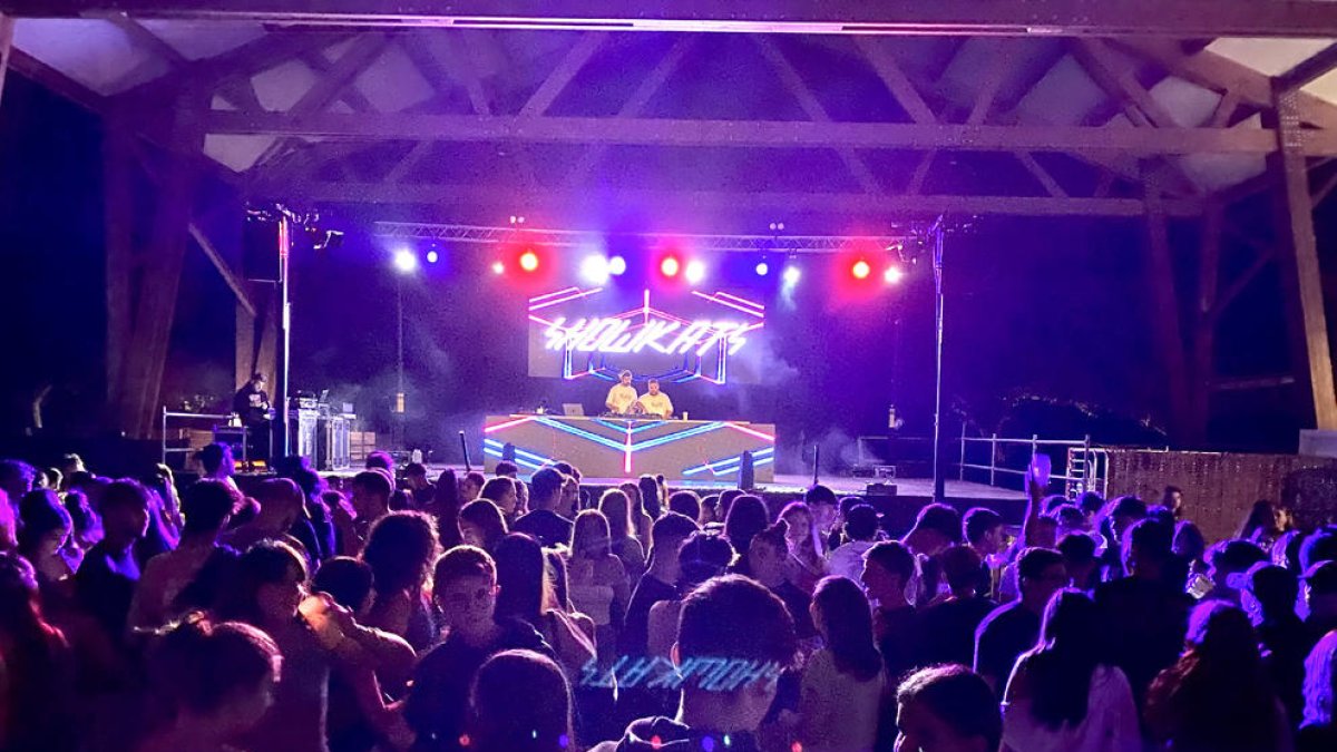Showkats DJ van posar ritme a la nit de diumenge a les festes de Rialp.