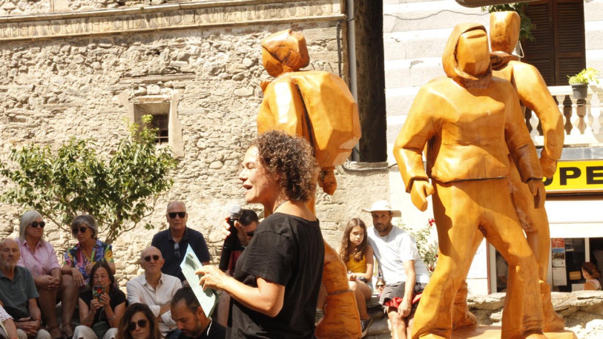 Durant l’acte es va descobrir una escultura en honor als tres muntanyencs morts.