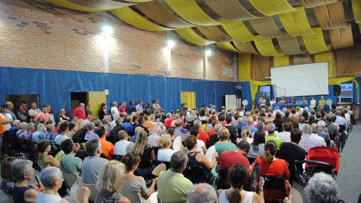 La reunión se llevó a cabo en la sala Sindicat y el calor hizo necesarios los abanicos.