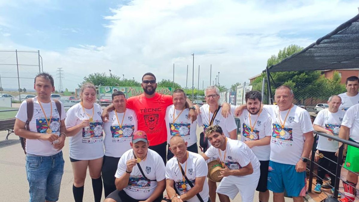 Un grupo de deportistas de la jornada luciendo sus medallas.