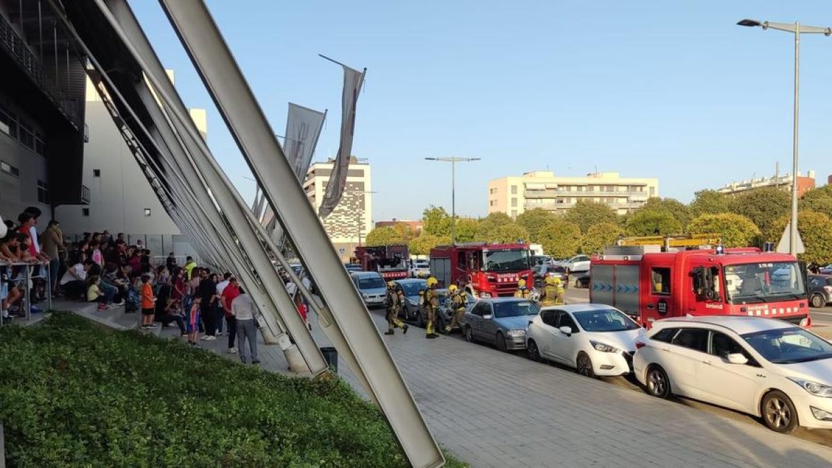 Els Bombers, aquesta tarda al pavelló Barris Nord, amb els nens i nenes a l'exterior.