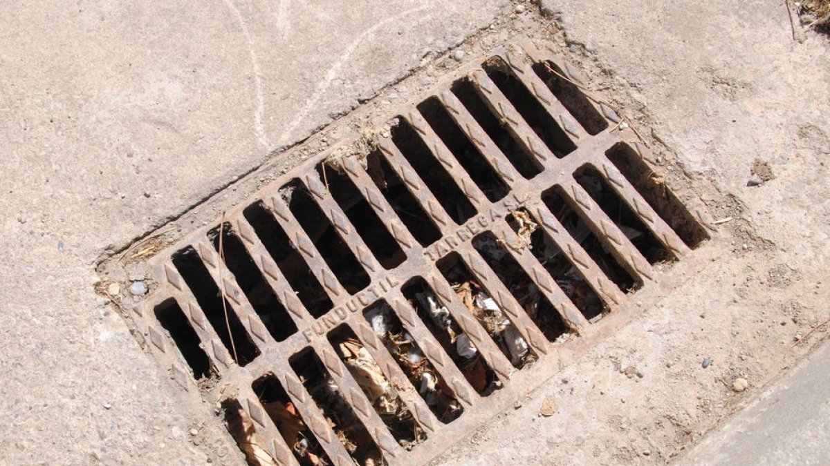 Uno de los sumideros obstruidos en la ciudad.