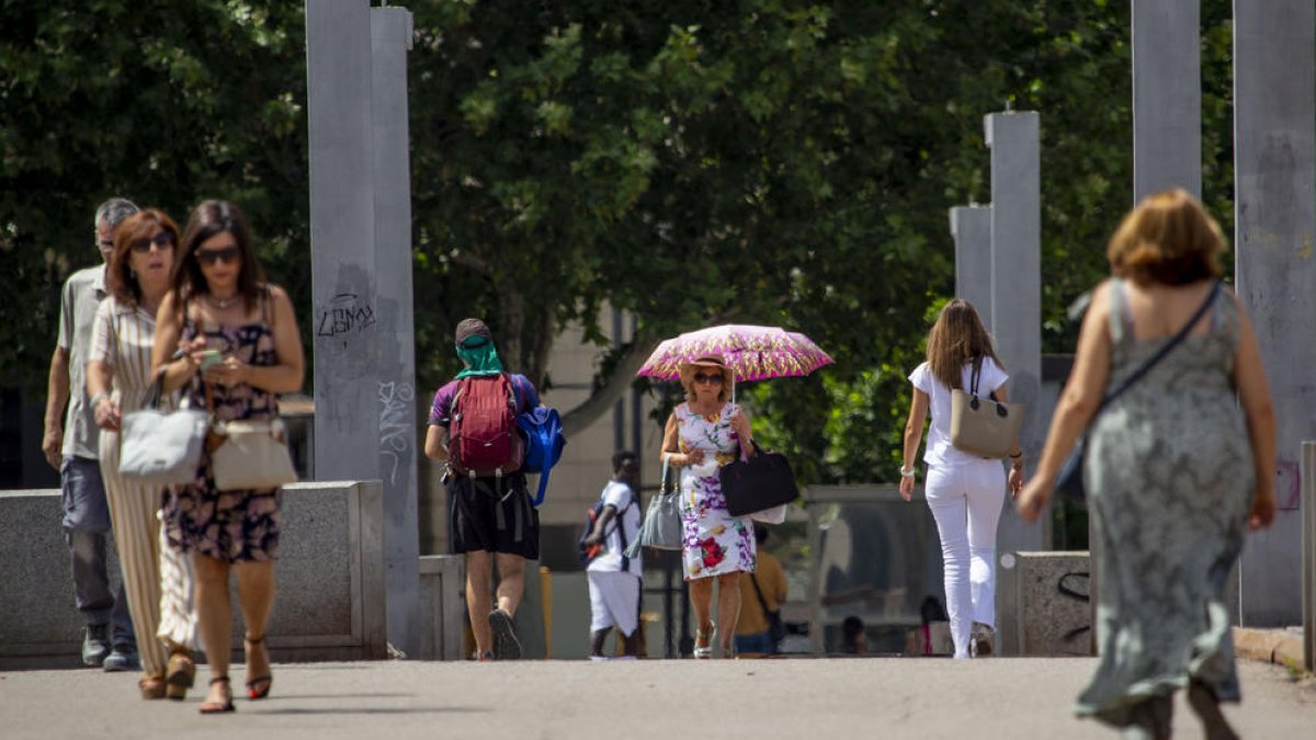 Els ciutadans es protegien ahir del sol davant d’una nova jornada de temperatures a l’alça a Lleida.