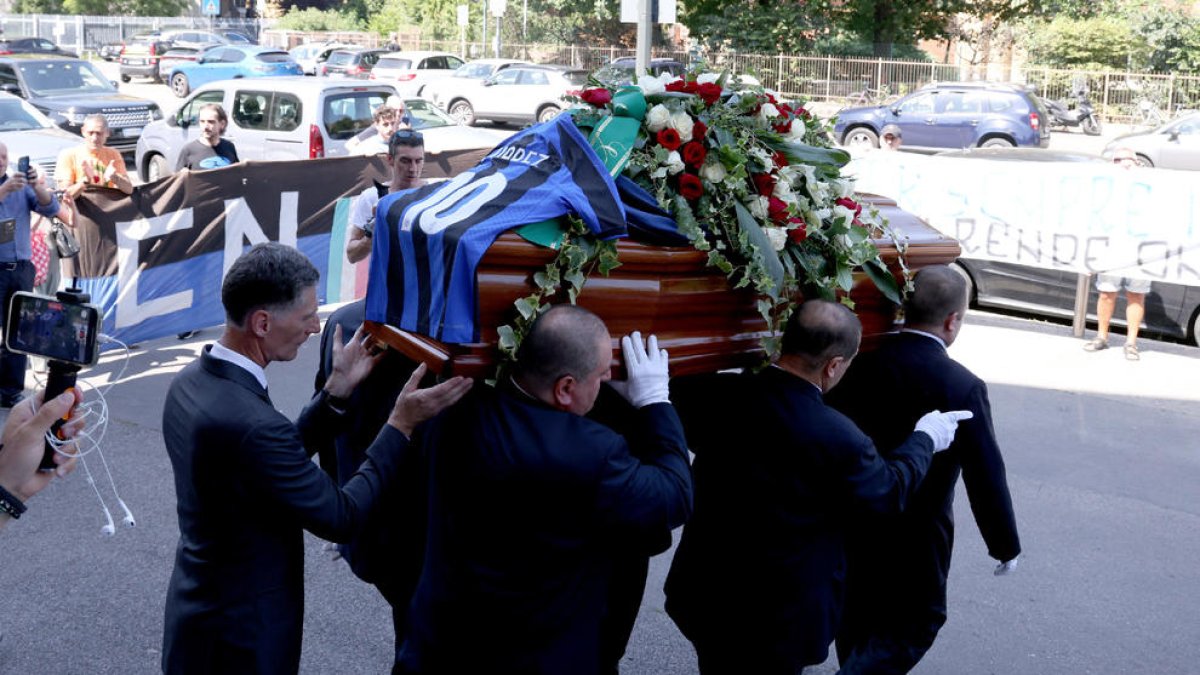 Un moment del funeral de Luis Suárez, ahir a Milà.
