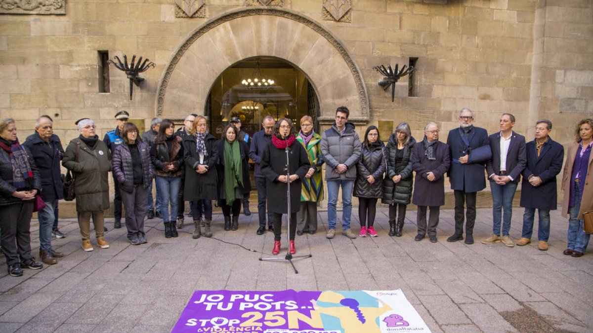 La consellera de Igualdad y Feminismos, Tània Verge, participó ayer en el minuto de silencio.