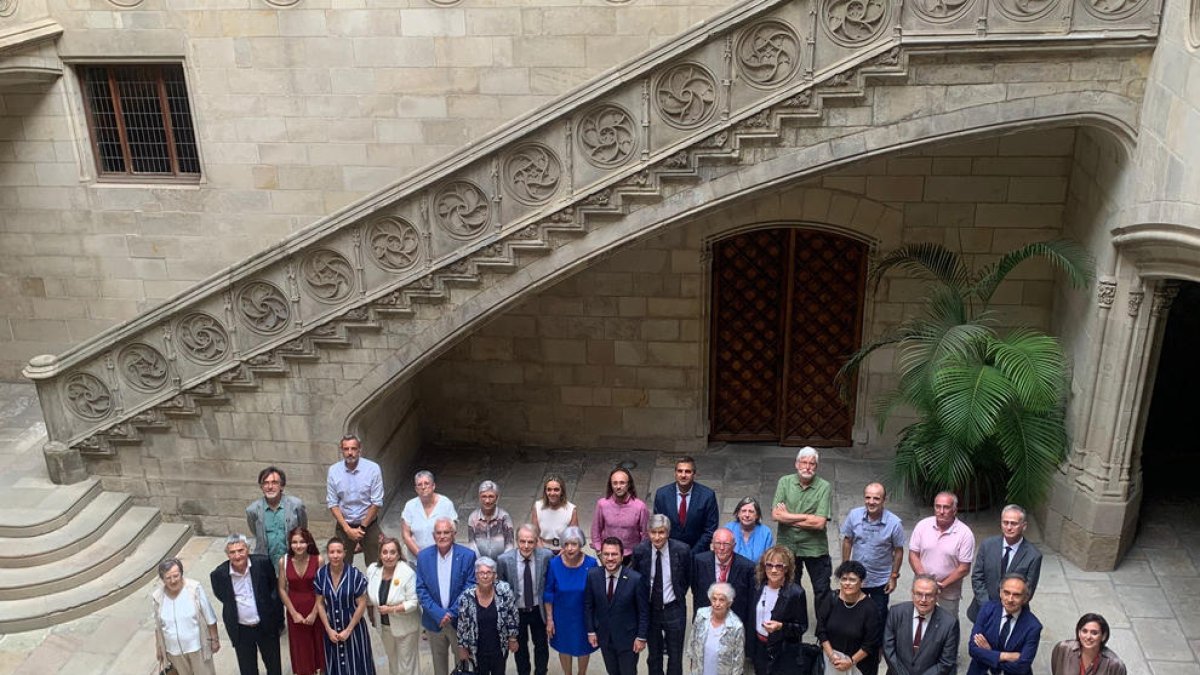 Foto de familia con los donantes homenajeados ayer en el Palau de la Generalitat en Barcelona.