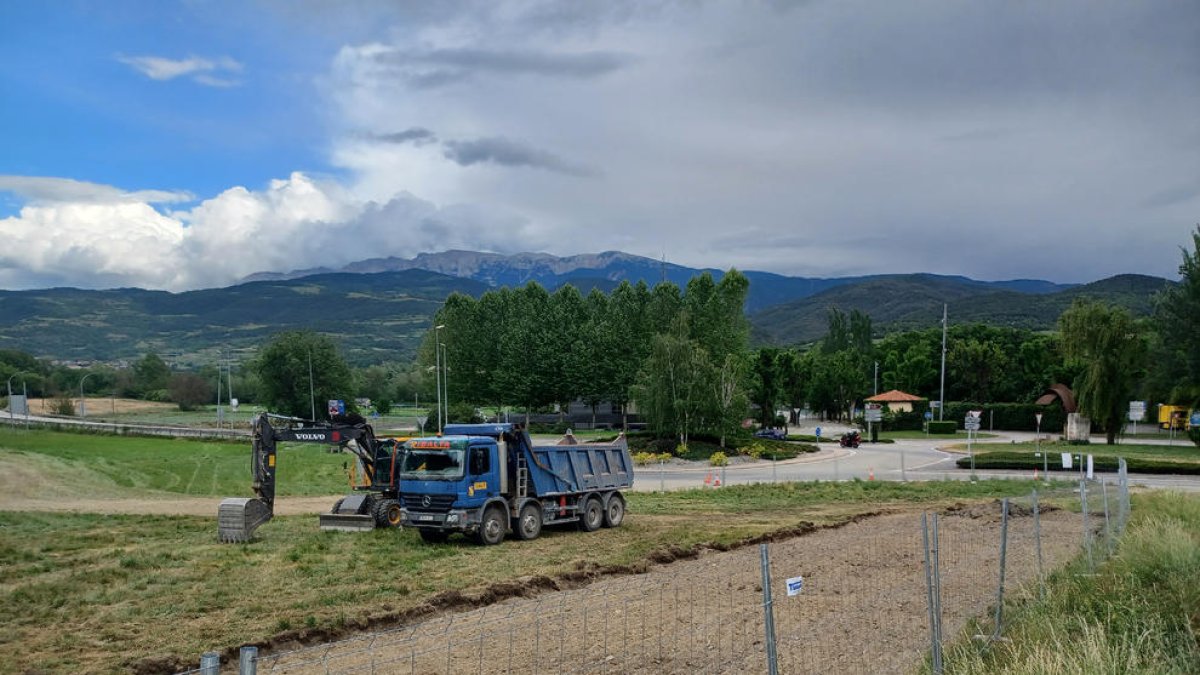Imagen de las obras para urbanizar los terrenos donde se construirán las superficies comerciales.