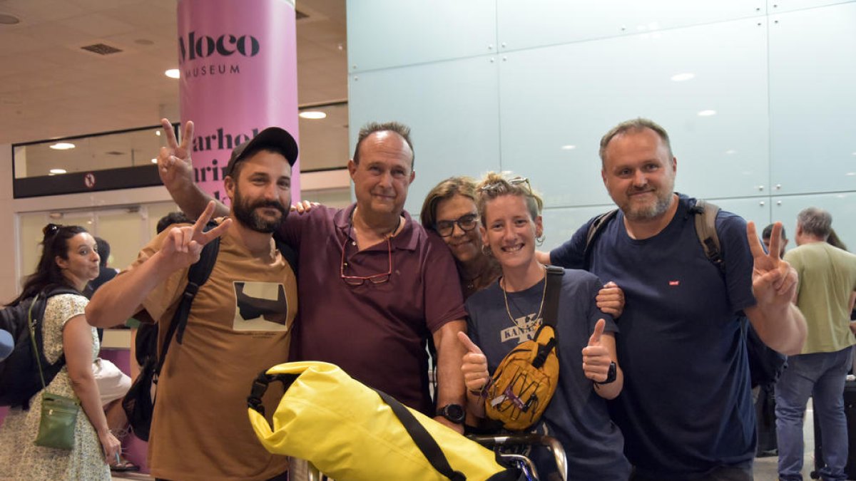 Alguns dels turistes evacuats, ahir a l’arribar a l’aeroport barceloní del Prat.
