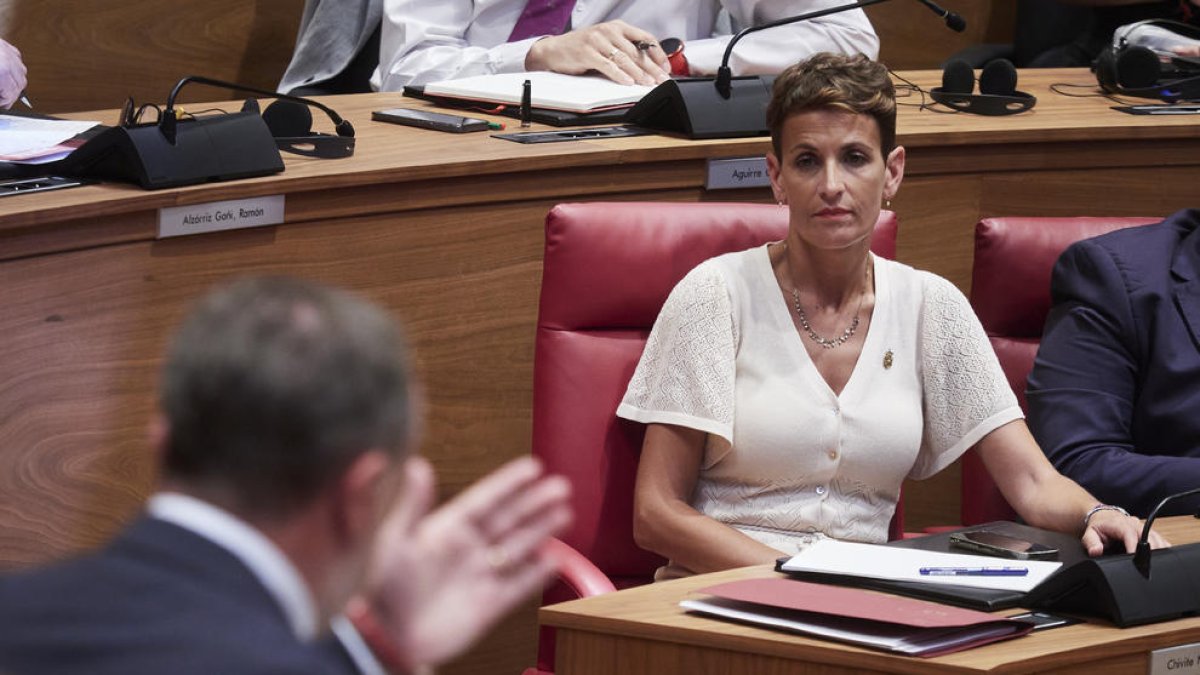 María Chivite escolta el portaveu d’UPN, Javier Esparza.