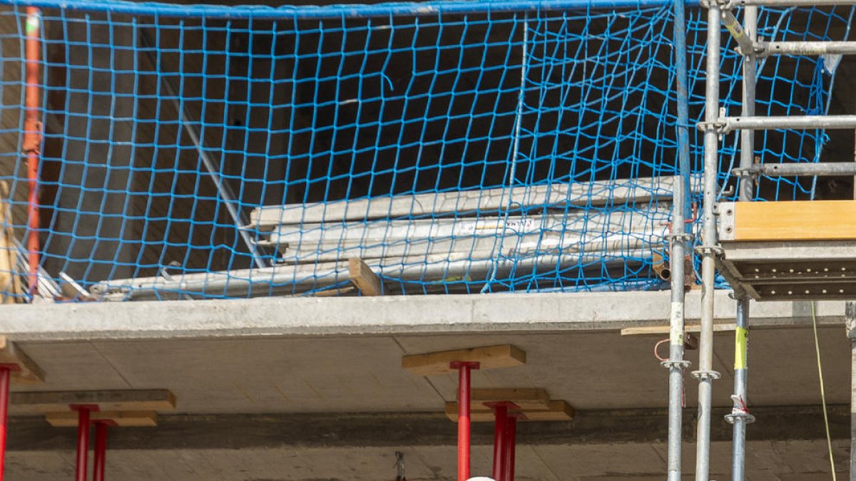 Imagen de dos trabajadores de la construcción.